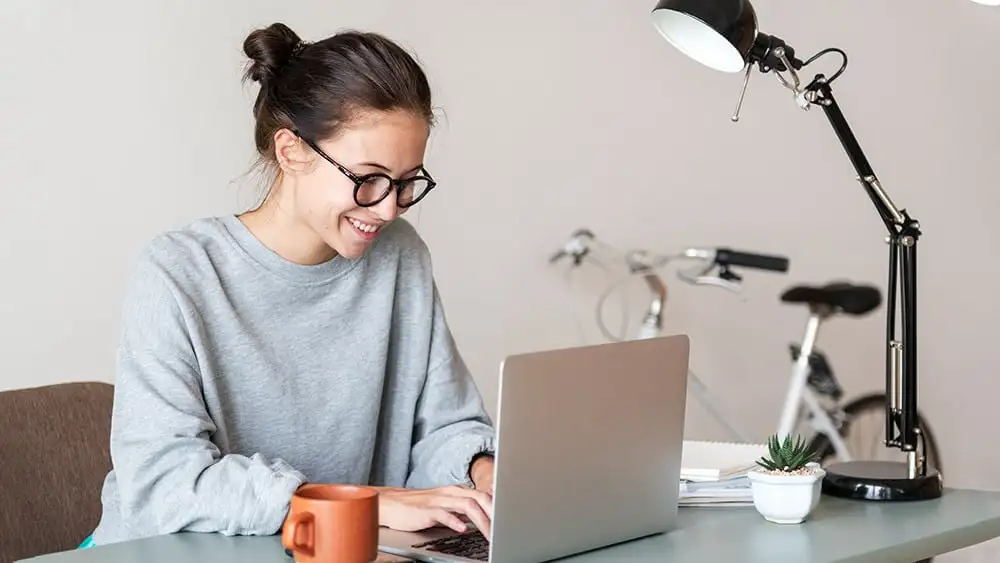 Woman working on the laptop.